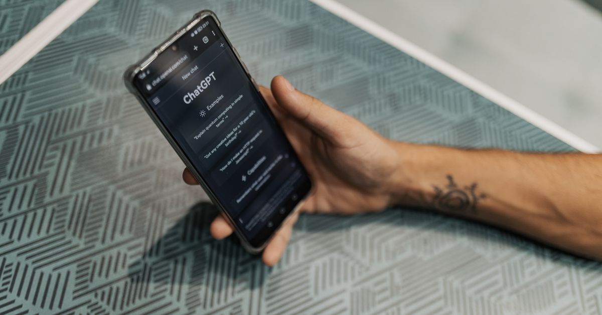 Osoba korzystająca z aplikacji sztucznej inteligencji na smartfonie