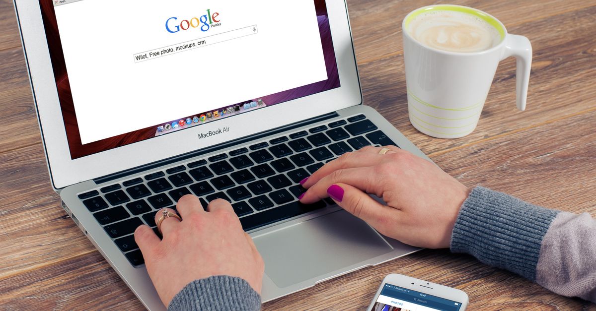 Osoba szukająca informacji na laptopie - porównanie narzędzi AI