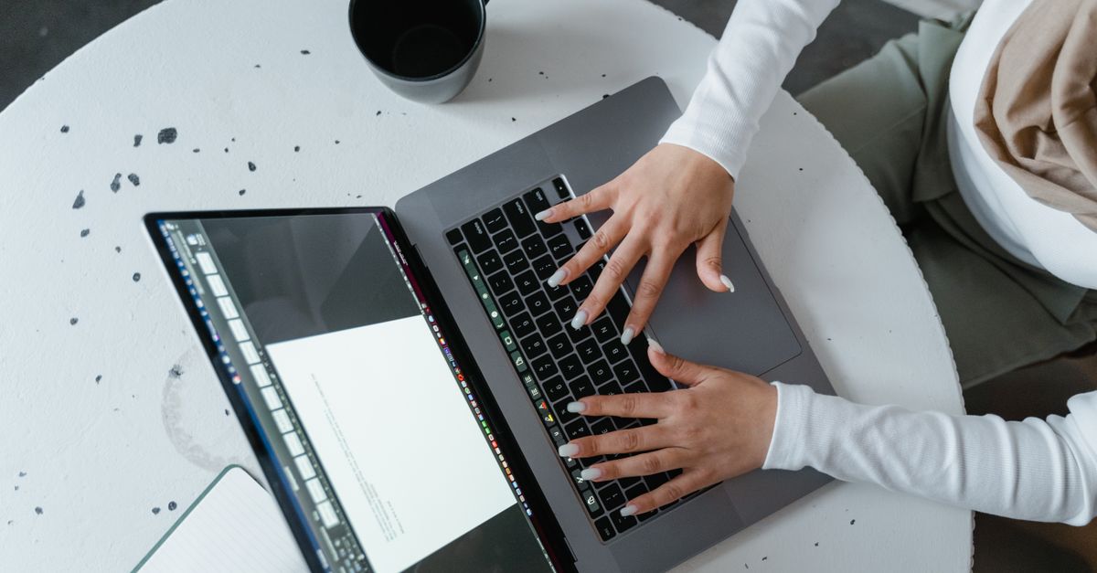 Praca z ChatGPT na laptopie podczas codziennych zadań